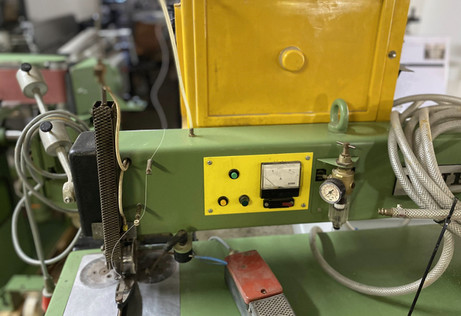 Zig-zag veneer splicing machine